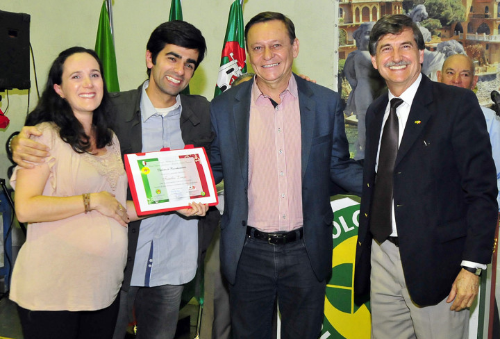 Prefeito entrega certificado à família do senador italiano, Fausto Longo