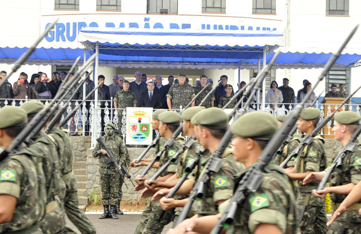 Os soldados desfilaram em frente ao palanque