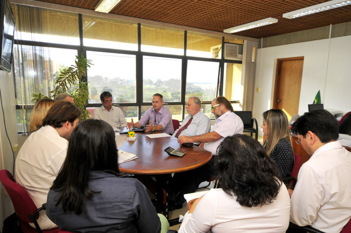 Profissionais da Secretaria de Saúde e do Hospital São Vicente discutem o novo protocolo