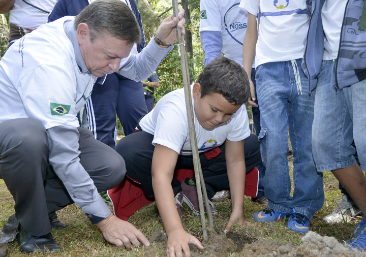 Vitor plantou uma muda de jequitibá branco com o prefeito Pedro Bigardi