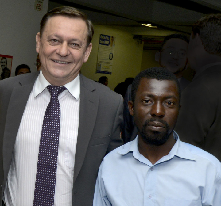 O prefeito Pedro Bigardi com o haitiano Gabriel: superação e conquistas