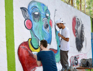 O Coletivo da Cultura do Grafite vai finalizar a intervenção neste sábado (26)