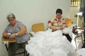Produção de fraldas é feita por voluntárias