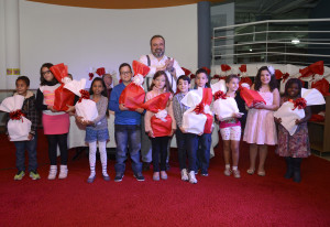 Vice-prefeito Durval Orlato premia crianças vencedoras