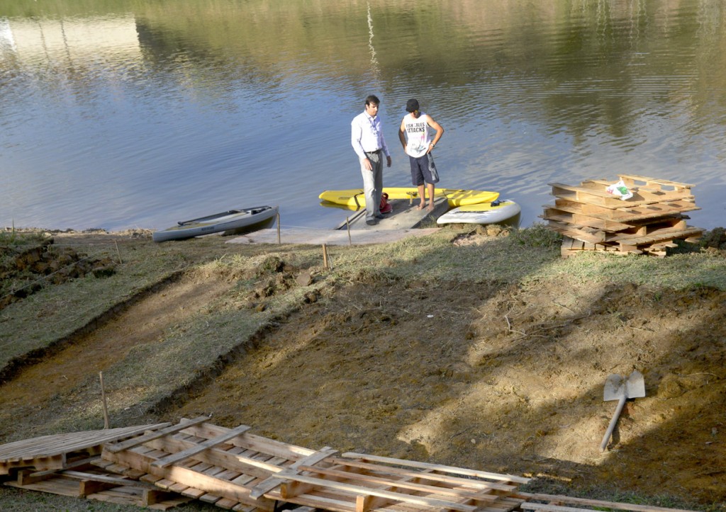 Cristiano Lopes acompanha obras na parte externa da Lagoa do Vale Azul