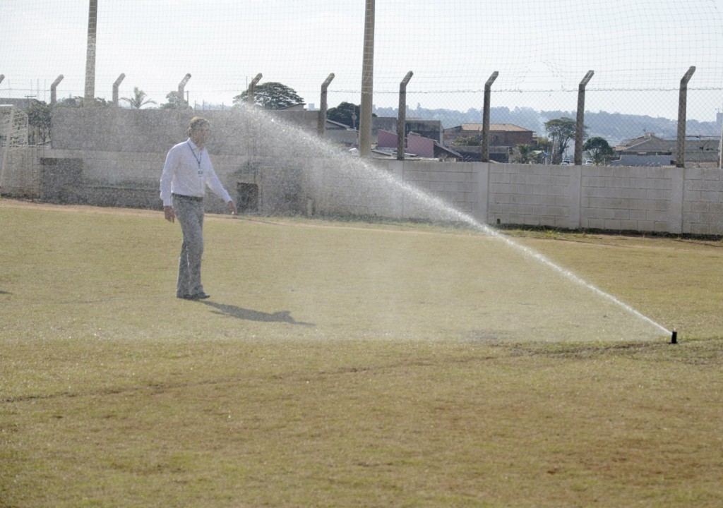 Secretário Cristiano Lopes observa novo sistema de irrigação