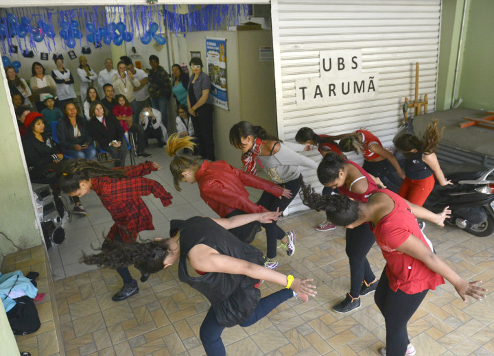 Grupo dança na frente da unidade de saúde: atividades variadas em diversos lugares