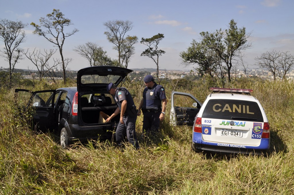 Veículo roubado estava num terreno no Engordadouro