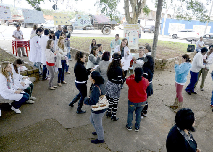 Estudantes e agentes em outra ação conjunta no Santa Gertrudes, no mês de maio