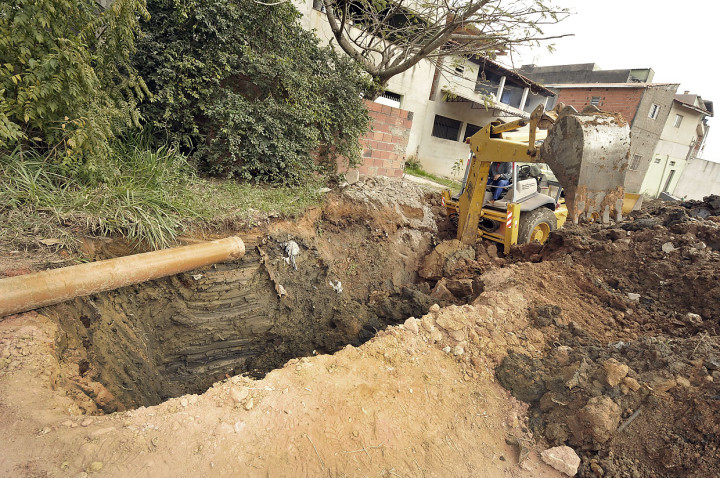 Renovação de rede de esgotos visa proteger o córrego e os moradores do bairro
