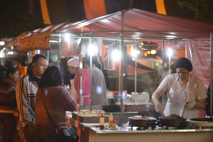 Público conta com uma variada praça de alimentação e feira de artesanato