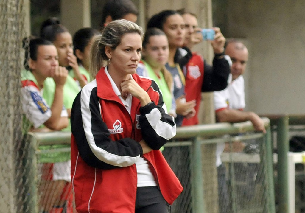Tatisa Zonaro comanda o futebol feminino: estreia segunda