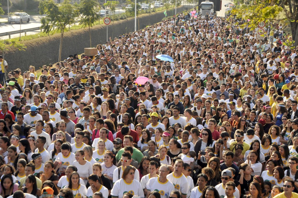 Milhares de fiéis se reuniram na avenida Nove de Julho