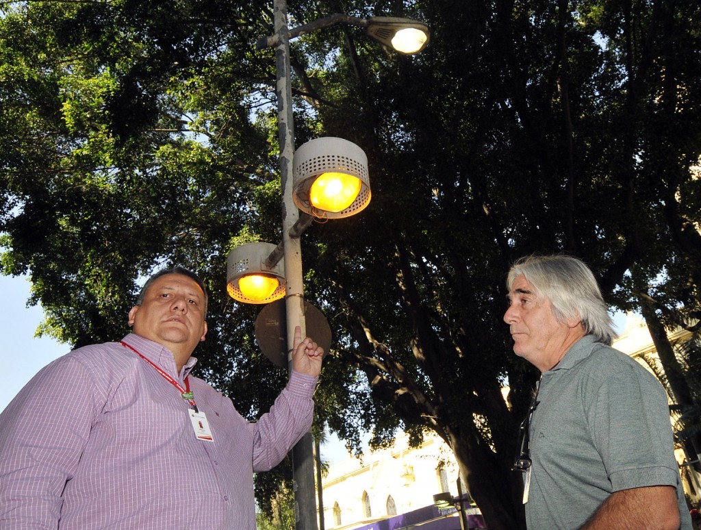 Cardoso e Ramos mostram as lâmpadas que estão sendo substituídas