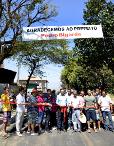 O prefeito Pedro Bigardi prestigiou a festa organizada pelo moradores