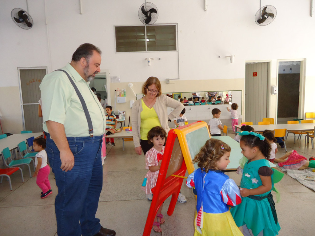 Durval Orlatto conversa com crianças durante visita para conhecer os projetos das escolas
