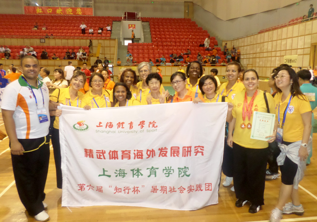 Samuel e representantes da Universidade de Esportes de Xangai