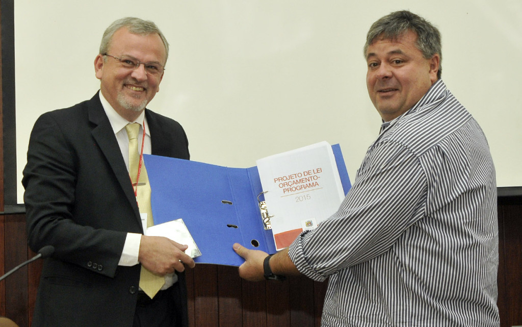Secretário Pedro Galindo entrega peça orçamentária ao Presidente da Câmara 