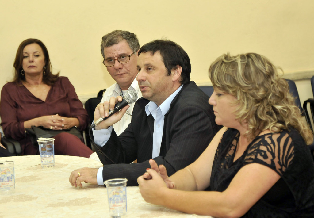 Secretário André Barros na mesa com debatedores