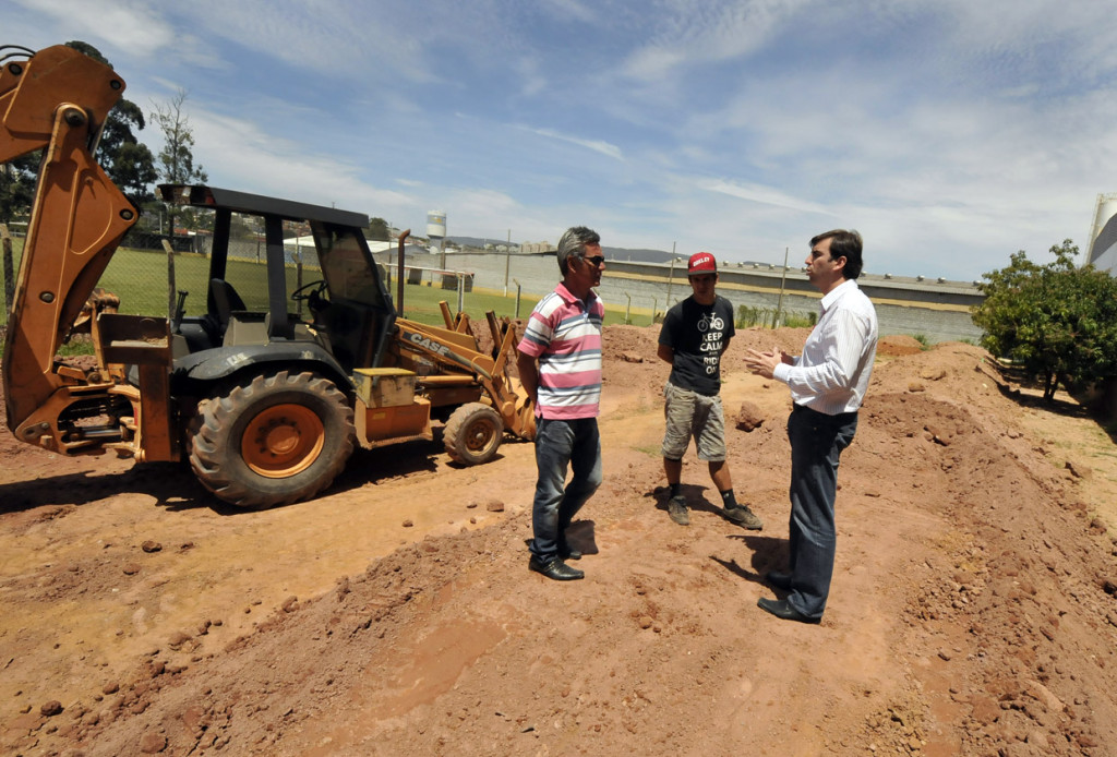 Secretário visita a obra da pista de bicicross no Aramis Polli: revitalização