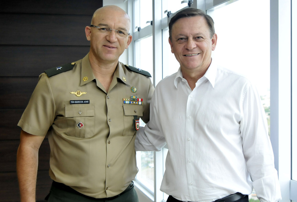 Tenente Marcos José da Silva e o prefeito Pedro Bigardi