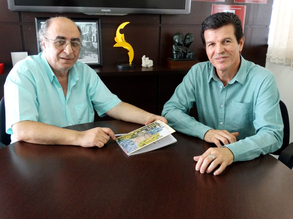 Carlos Abumrad presenteou o secretário de Cultura com seu livro