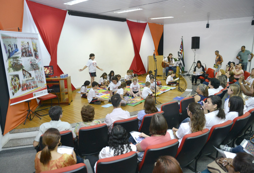 Alunos da Emeb Prof. João Luiz abriram evento com apresentação teatral
