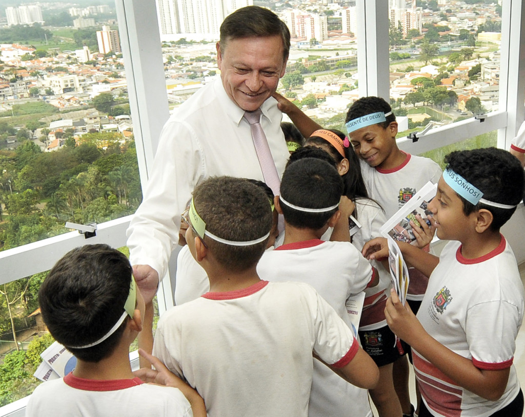 Prefeito Pedro Bigardi recebe as crianças no gabinete