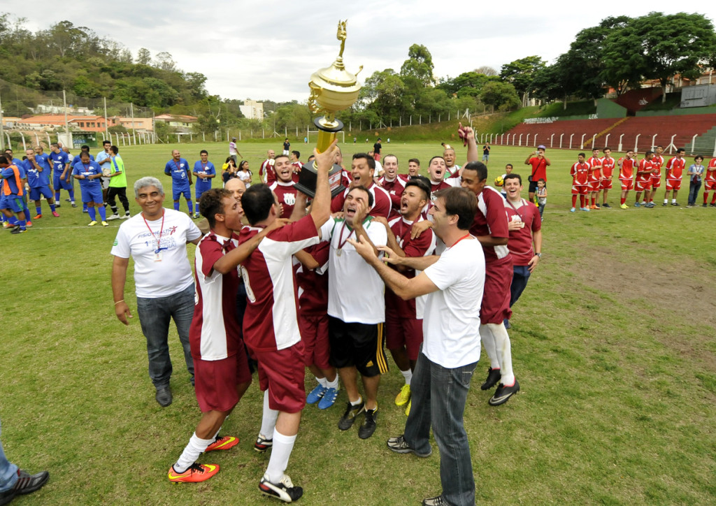 Cristiano Lopes entrega o troféu e Pedra Viva faz a festa