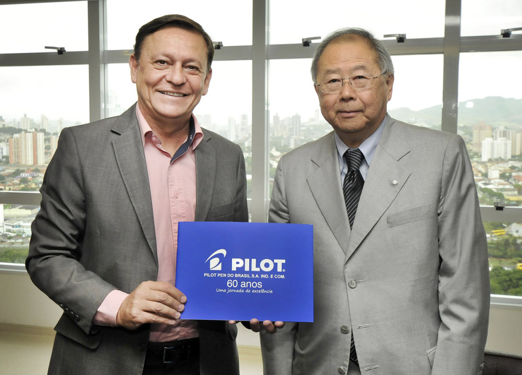 O prefeito Pedro Bigardi e Eduardo Yoshida, da Pilot Pen