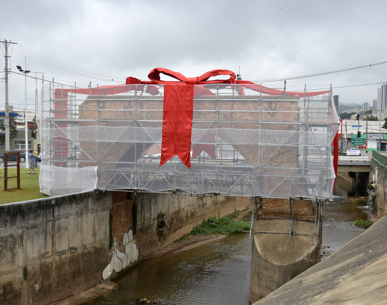 Ato surpresa deixou a ponte com laço vermelho para celebrar os 359 anos de Jundiaí