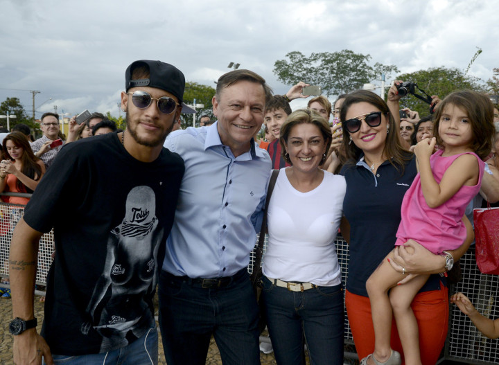 Neymar Jr. cumprimenta prefeito e família antes da partida