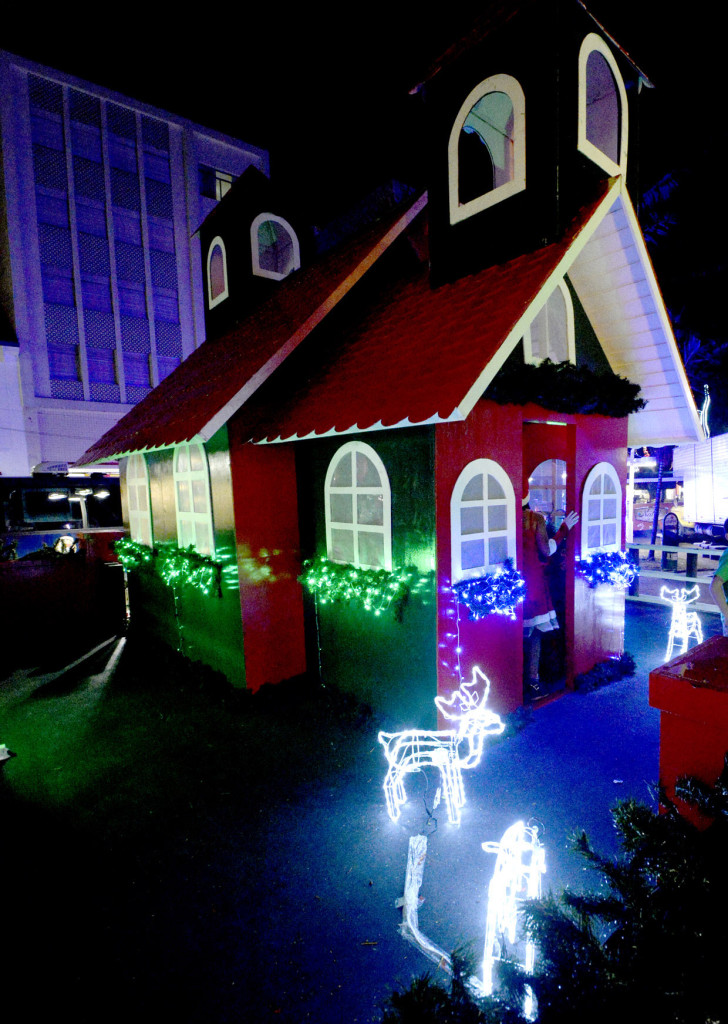 A casinha do Papai Noel ganhou neste ano um registro em foto dos visitantes