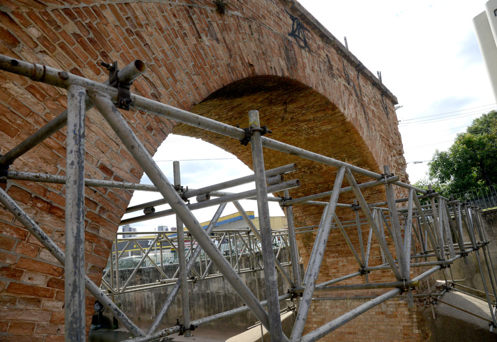 As bases da estrutura de andaimes de trabalho da conservação da Ponte Torta começaram a ser montadas