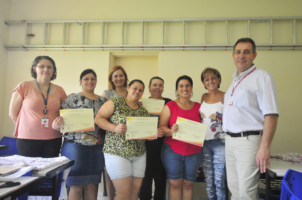 Primeira-dama entrega certificados para alunas no Cecap