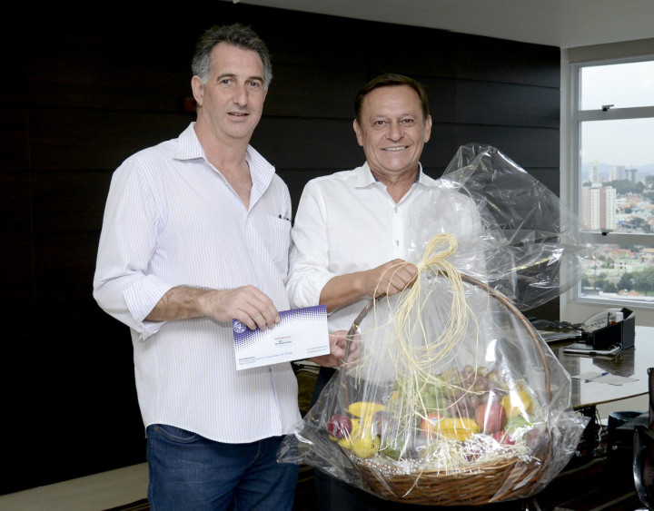 Prefeito é presentado com uma cesta de frutas da diretoria do Clube Jundiaiense