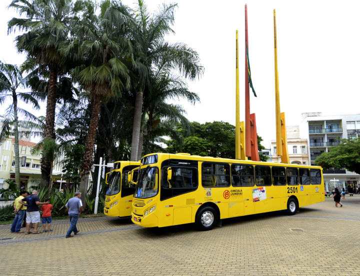 Novos ônibus ficam expostos no Centro, na Praça da Matriz, nesta quinta (29) e sexta -feira (30)