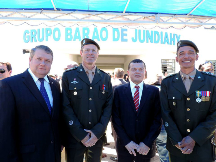 José Carlos Pires e Marcelo Gastaldo com os tenente-coronéis Sibinel (à esquerda) e Mendes