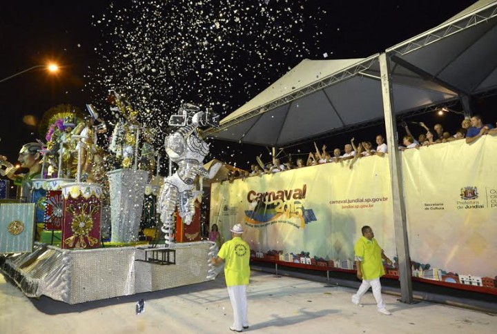 Público aprovou estrutura montada pela prefeitura na primeira noite de desfile