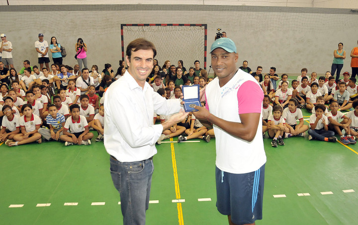 O ex-atleta recebeu uma medalha pelas mãos do secretário Cristiano Lopes