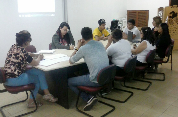 Adolescentes e comissão organizadora em reunião na Semads