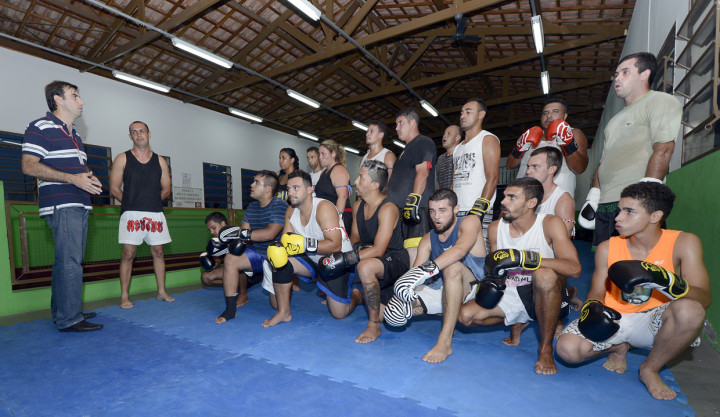 Cristiano Lopes conversa com os alunos das aulas de artes marciais