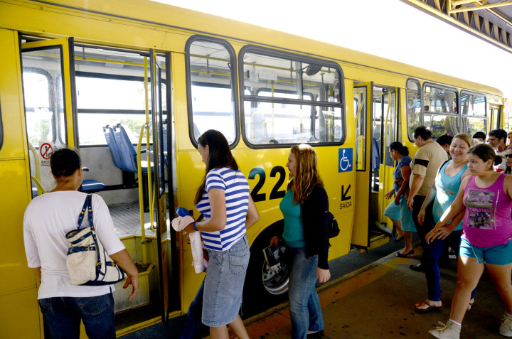 Passageiros usam sistema de ônibus com tarifa social de R$ 1