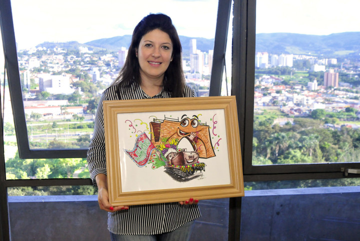 Daniela recebe o quadro criado pelo Celmi Jundiaí