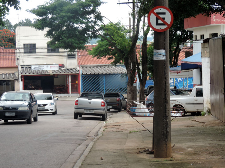 Agentes realizam operação nas ruas próximas à faculdade Anhanguera