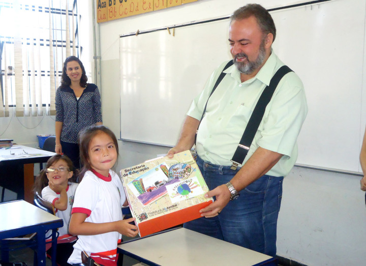 Secretário Durval Orlato acompanhou de perto a entrega do material escolar