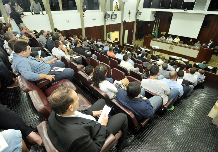 O público acompanhou a abertura no plenário da Câmara