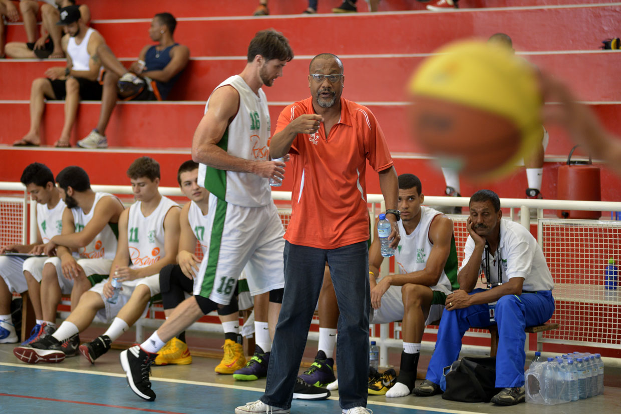 Edison Mina, técnico do time masculino de basquete