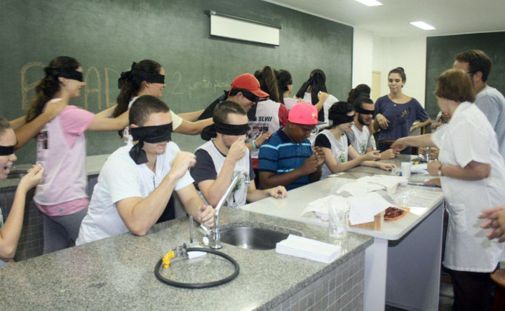 Os alunos participaram das atividades de olhos vendados
