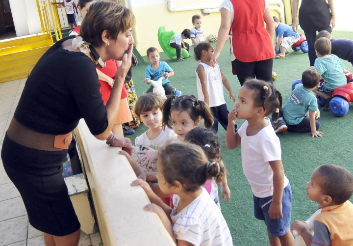 Margarete Bigardi recebe carinho das crianças: solidariedade